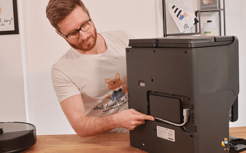 Das Kabelmanagement System an der Rückseite der Roborock S8 MaxV Ultra Station ist zu sehen.